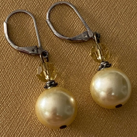 Vintage Citron Pearl and Bead Leverback Earrings - Picture 3 of 9